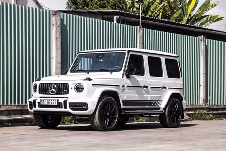 Chiếc Mercedes-AMG G63 Edition 1 2019 mà Minh Nhựa mới tậu sở hữu ngoại thất màu trắng rất hiếm tại Việt Nam. Xe có các chi tiết viền đỏ ở ngoại thất như chụp gương chiếu hậu, viền mâm xe, bộ mâm thửa riêng kích thước 22 inch sơn đen, cùm phanh màu đỏ bắt mắt. Bộ tem AMG 2 bên thân xe cũng giúp phân biệt với bản tiêu chuẩn.