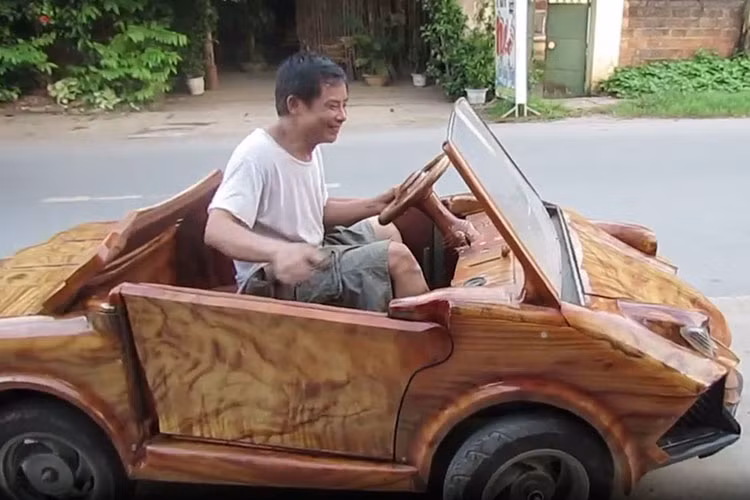 Sự xôn xao bắt đầu từ clip được một tài khoản có tên Khuat Dien đăng trên trang cộng đồng xe. Clip ghi lại cảnh một người đàn ông lái một chiếc xe được làm từ gỗ và có thiết kế khá giống siêu bò mộng Lamborghini.
