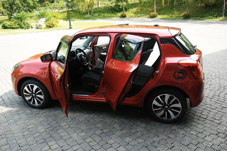 So với thế hệ cũ, Suzuki Swift 2018 thế hệ mới có không gian nội thất thoải mái hơn như khoảng cách đầu đã tăng lên 24mm, trong khi thể tích khoang hành lý tăng 58 lít. Nhiều chi tiết nội thất được thiết kế lại bắt mắt hơn so với trước, bên cạnh đó các tính năng mới cùng công nghệ cũng được bổ xung giúp cho xe hiện đại hơn.