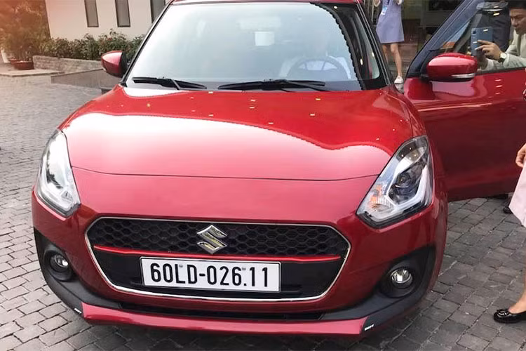 Swift 2018 mới sẽ có 4 cấu hình khác nhau khi được bán ra trên thị trường. Xe sở hữu bộ la-zăng hợp kim mới hai tông màu cỡ 15 inch hoặc 16 inch. Hai phiên bản cao cấp hơn trang bị đèn pha LED tự động và có đèn chạy ban ngày, trong khi hai phiên bản còn lại sử dụng đèn halogen. 