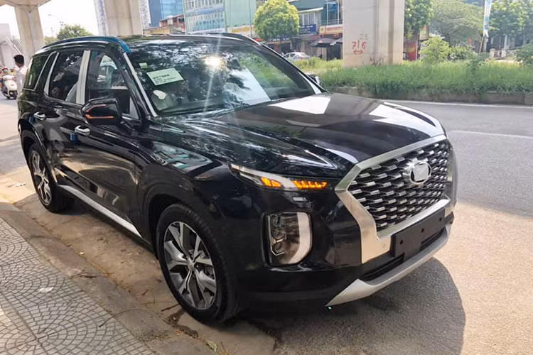 Thông tin từ bảng tính lệ phí trước bạ mới được Bộ Tài chính cập nhật (có hiệu lực từ ngày 3/7/2019) đã tiết lộ mức giá xe Hyundai Palisade và động cơ của mẫu xe này tại Việt Nam. Theo đó, xe được trang bị động cơ dung tích 2,2 lít và giá 1,87 tỷ đồng. Hyundai Thành Công vẫn chưa công bố bất kỳ thông tin gì thêm về mẫu xe này, trước đó chiếc Palisade đầu tiên về Việt Nam đã ra biển số và thuộc sở hữu của đại sứ quán.