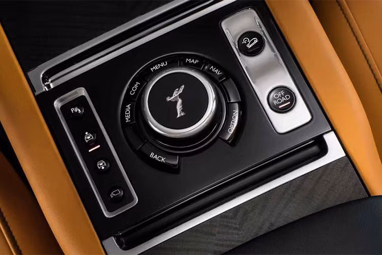 Trang bị an toàn gồm: hệ thống nhìn đêm với tính năng phát hiện thú vật hoặc người đi bộ qua đường, cảnh báo người lái mất tập trung, 4 camera cho tầm nhìn bao quanh xe, màn hình hiển thị trên kính 7×3 độ phân giải cao, cảnh báo chuyển làn, cảnh báo rời làn, cảnh báo tai nạn, cảnh báo xe đang đi phía sau, giữ ga tự động…