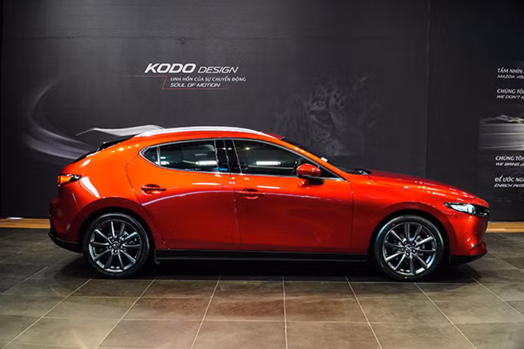 Mazda3 hoàn toàn mới sở hữu tổng chiều dài 4.660 mm (+190 mm), cùng chiều rộng 1.795 mm, chiều cao giảm xuống 1.435 mm (-30 mm), chiều dài trục cơ sở 2.725 mm (+25 mm). Xe được áp dụng ngôn ngữ thiết kế Kodo hoàn toàn mới của hãng. Phong cách thiết kế này hướng tới sự tối giản nhưng cũng không kém phần thanh lịch và ấn tượng.