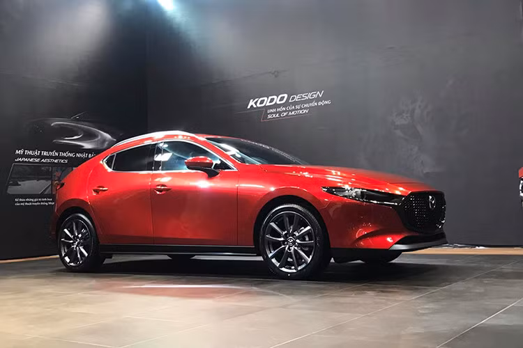 Mẫu xe Mazda3 2019 mới hiện đang được người dùng chờ đợi nhất tại thị trường ôtô Việt Nam. Theo dự kiến, Mazd3 thế hệ mới sẽ chính thức được giới thiệu tới tay người tiêu dùng Việt vào ngày 4/11 tới. Tuy nhiên hôm nay (27/10), trong sự kiện giới thiệu triết lý thiết kế sản phẩm thế hệ mới của Mazda tại Hà Nội, Mazda3 2019 cũng đã được vén màn.