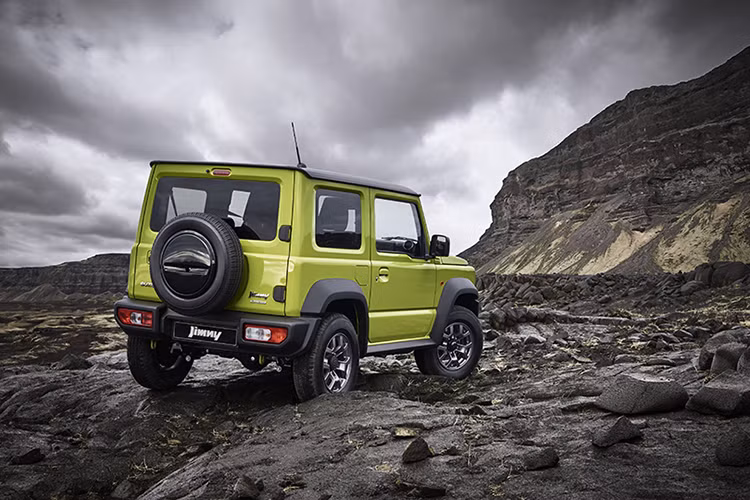 Chi nhánh Anh quốc của Suzuki giải thích nguyên nhân dẫn đến việc không thể đáp ứng nhu cầu lớn của khách hàng vào thời điểm hiện tại là do tình trạng thắt nút cổ chai ở nhà máy tại Nhật Bản. Tương tự ở Anh, Suzuki Jimny 2019 cũng là mẫu xe rất "hot" tại Nhật Bản.