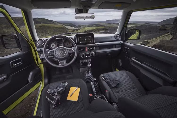 Ngoài ra, Suzuki còn giới hạn doanh số của Jimny 2019 tại thị trường châu Âu vì không muốn tăng lượng khí thải CO2 trung bình. Nguyên nhân là do mẫu SUV "bé hạt tiêu" này tiêu thụ đến 178 g khí CO2 trên 1 km theo tiêu chuẩn WLTP mới nhất. Điều đó đồng nghĩa với việc nếu Suzuki bán quá nhiều chiếc Jimny 2019 thay vì Ignis hay Swift, lượng khí thải CO2 trung bình của hãng sẽ tăng lên, dẫn đến bị Liên minh châu Âu phạt.