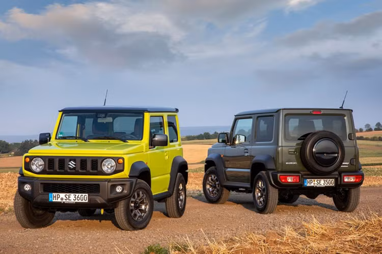 Suzuki Jimny Sierra 2019 là động cơ xăng 4 xi-lanh, hút khí tự nhiên, dung tích 1,5 lít, tạo ra công suất tối đa 101 mã lực và mô-men xoắn cực đại 130 Nm. Động cơ kết hợp với hộp số sàn 5 cấp hoặc tự động 4 cấp. Giá xe Suzuki Jimny 2019 tại Đông Nam Á hiện vẫn là một ẩn số. Trong khi đó, tại thị trường Nhật Bản, Suzuki Jimny Sierra 2019 là từ 1.760.400 - 2.019.600 Yên (tương đương 366 - 420 triệu đồng).