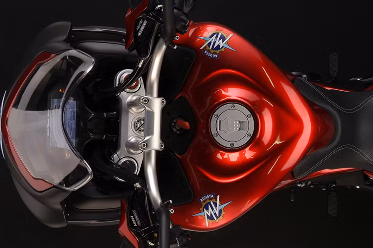 Là một thành viên thuộc gia đình môtô sử dụng động cơ 3 xi-lanh của MV Agusta, chiếc xe cũng mang đầy đủ các điểm nhấn ấn tượng như gắp đơn và hệ thống pô 3 nòng. Tương tự các dòng mô tô cùng phân khúc khác, Turismo Veloce SCS đã nâng cấp hệ thống đèn LED hiện đại.