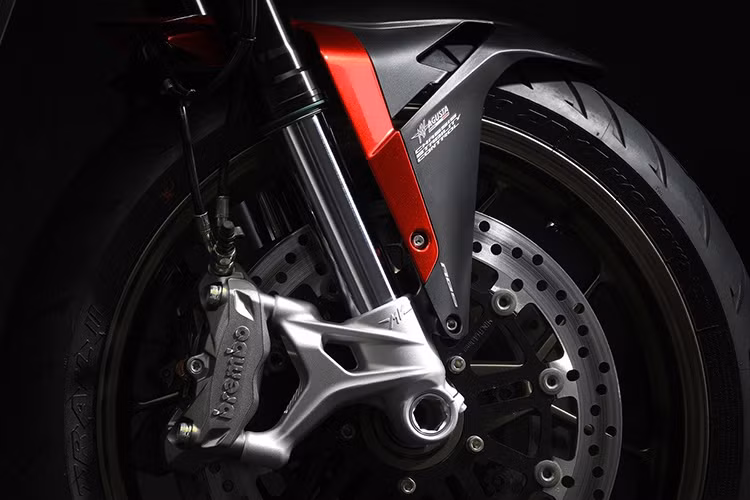 Là một mẫu sport touring, MV Agusta Turismo Veloce cũng đi kèm sẵn bao tay có sưởi, kết nối Bluetooth với điện thoại và chân chống giữa. Giống như những chiếc xe khác của hãng, MV Agusta cũng không "tiếc tiền" trang bị cho phiên bản mới này hệ thống phanh trước với cặp heo Brembo 4 piston và phanh sau 2 piston. Cặp thùng nhựa phía sau đuôi xe là trang bị tiêu chuẩn.