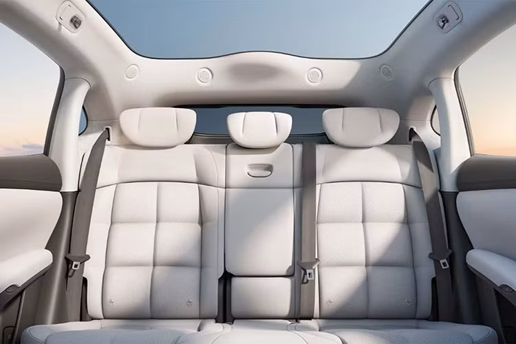 Phiên bản cao nhất có pin 100 kWh cho phạm vi hoạt động 702 km và hai động cơ điện lần lượt có công suất 200 kW và 379 kW, cung cấp công suất tổng hợp là 579 kW (787 mã lực) và 800 Nm. Tốc độ tối đa được giới hạn ở 252km/h, nhưng các chuyến lái thử cho thấy chiếc xe có thể đạt tốc độ 305 km/h.