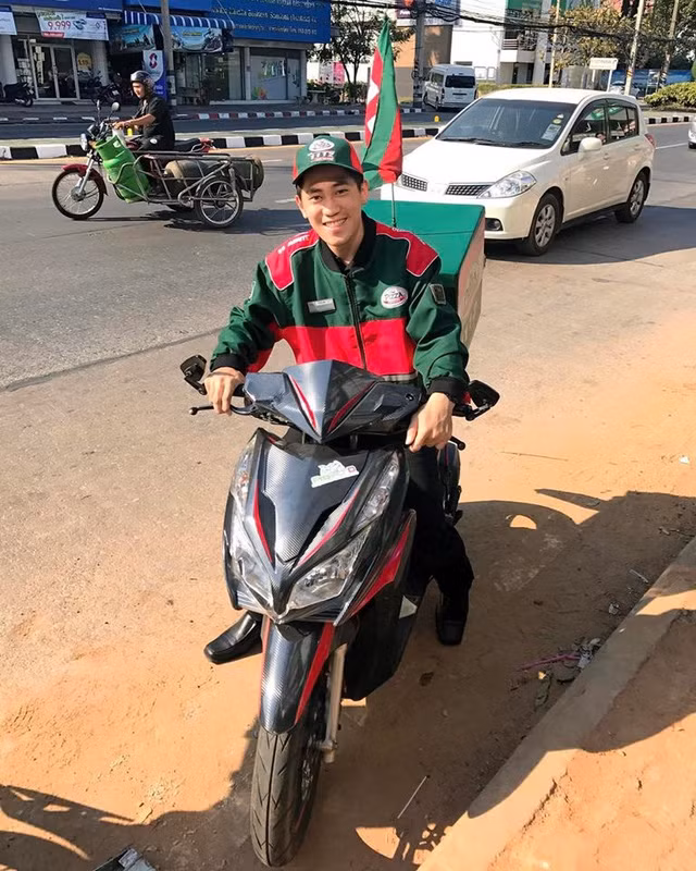 Theo Phoomia Viriyapan, anh thường sử dụng xe tay ga để đi giao bánh.