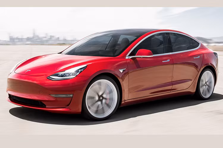 Cụ thể, giá bán Tesla Model 3 tại thị trường Mỹ ở mức từ 35.000 USD (khoảng 813 triệu đồng) hoặc có thể thấp hơn tùy thuộc vào chính sách ưu đãi cho xe điện dành cho một số tiểu bang tại Mỹ.