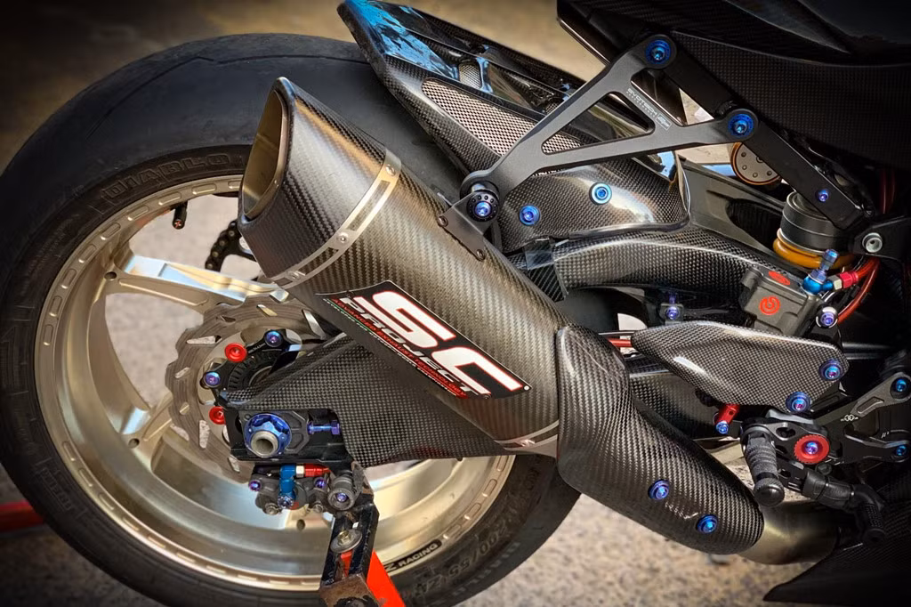 Suzuki GSX-R1000 đời 2017 sở hữu động cơ 4 xy-lanh thẳng hàng, dung tích 998,8 cc cho công suất 199 mã lực. Động cơ này đi cùng hộp số 6 cấp độ và hệ thống van biến thiên SR-VVT thế hệ mới. Hệ thống ống xả của xe bao gồm bộ cổ của Arrow và ống xả của SC Project.