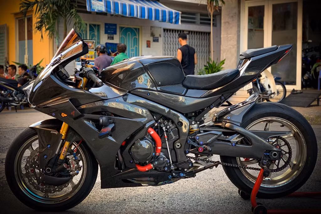 Tổng thể, chiếc Suzuki GSX-R1000 độ khủng này được tháo toàn bộ tem và sử dụng dàn áo bằng carbon. Tuy nhiên, phần lớn bộ phận được phủ carbon chứ không phải carbon nguyên khối. Chỉ một số món như ốp sườn và ốp gắp là carbon nguyên khối.