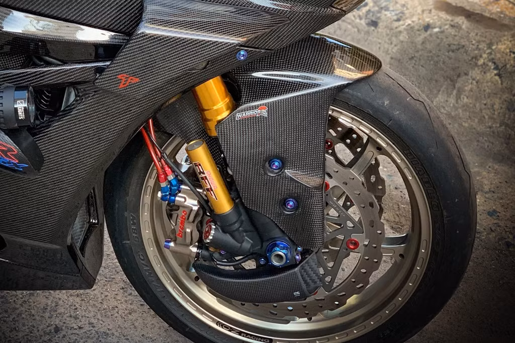Dàn chân trước nổi bật bởi giảm xóc Showa BFF, đĩa phanh Braketech Axis Cobra và kẹp phanh Brembo Nickel GP4RX. Hệ thống phanh trước còn đi kèm bộ phận giải nhiệt cho đĩa phanh - loại trang bị thường đi kèm trên xe đua. Cặp mâm nguyên bản được thay bằng thương hiệu OZ Racing Titanium khối lượng nhẹ.
