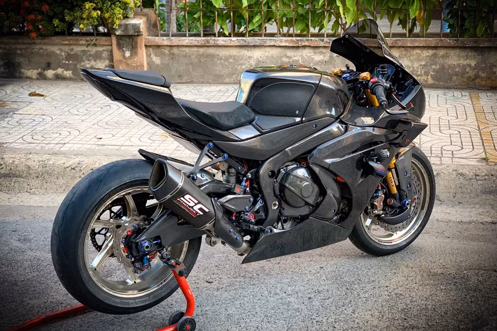 Hệ thống phanh sau gồm kẹp phanh Brembo Rossi và đĩa phanh Galfer. Các cùm phanh liên kết với kẹp phanh qua pen đạp Brembo Rossi và bộ dây dầu Hel U.K bấm đầu Earls. Giảm xóc sau là loại Ohlins TTX hàng hiệu.