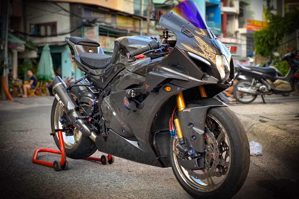 Từ khi ra mắt vào năm 2017, thế hệ thứ 6 của chiếc siêu môtô Suzuki GSX-R1000 được nhiều biker chú ý hơn. Ở thế hệ này, chiếc GSX-R1000 được thay đổi toàn diện từ thiết kế cho đến động cơ.