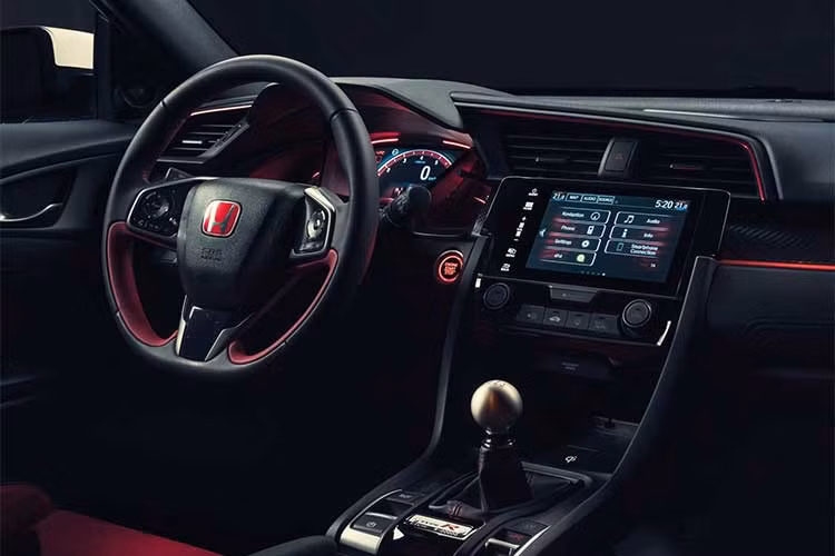 Trang bị tiện nghi của Civic Type R 2017 với hệ thống thông tin giải trí đi kèm màn hình 7 inch, hỗ trợ ứng dụng Apple CarPlay và Android Auto, định vị vệ tinh, ra lệnh bằng giọng nói, dàn âm thanh 540 W cùng ghế thể thao. Các tính năng an toàn hiện đại như cân bằng điện tử, kiểm soát lực bán, phân bổ lực phanh điện tử, trợ lực phanh và giám sát áp suất lốp.