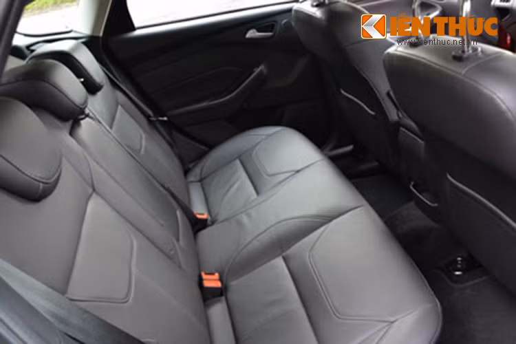 Xe sở hữu hai hàng ghế sử dụng cho 5 người. Nó được trang bị hệ thống an toàn bao gồm túi khí, ABS, hệ thống cân bằng điện tử, hỗ trợ khởi hành ngang dốc...