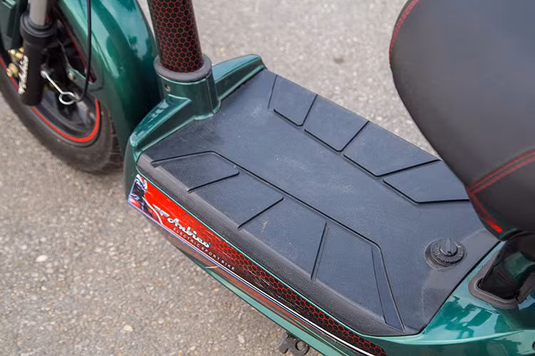 Sàn để chân rộng rãi vẫn là ưu thế của những chiếc xe Anbico so với đối thủ và AP1509 cũng không ngoại lệ, những đường kẻ trang trí trên sàn làm tăng phong cách cũng như chống trơn trượt cho người dùng. Khung xe phía trước cũng được vẽ họa tiết cùng tông màu với đường kẻ vành xe, tem xe tạo nên nét tổng hòa cá tính.