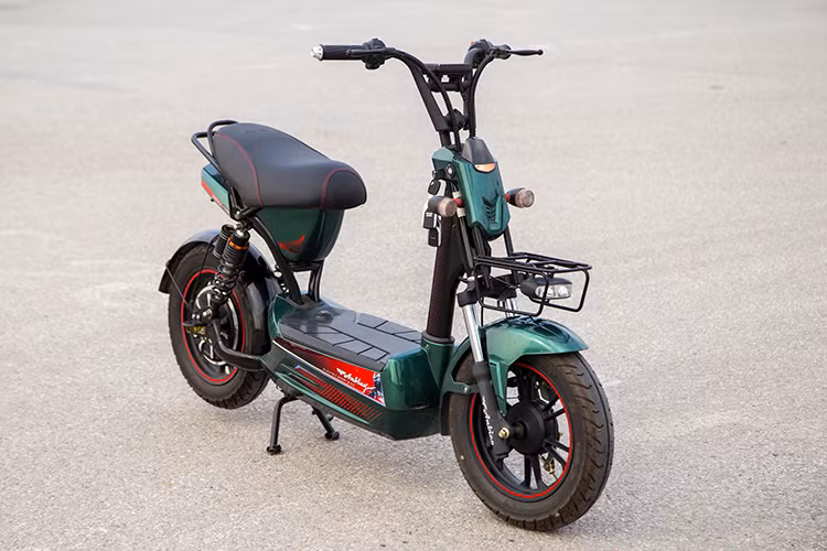 Thân xe chắc chắn cùng hệ thống giảm xóc hoạt động hiệu quả là chìa khóa đảm bảo cho xe không bị trượt rê hay giật mạnh khi phanh đột ngột. Trên xa lộ, AP1509 cho thấy sự vận hành khá êm ái và ổn định, tốc độ tối đa với 1 người có trọng lượng 63kg ở mức hơn 40km/h. Bạn sẽ mất khoảng 4 – 6h để sạc đầy sau mỗi lần hết sạch điện, quãng đường di chuyển được Anbico công bố là hơn 50km.