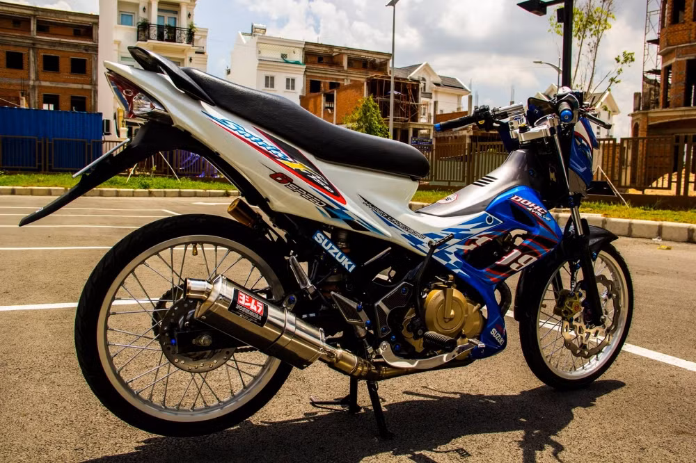 Tại thị trường Việt Nam, mẫu xe này được phân phối chính hãng với cái tên Suzuki Raider F150 Fi, còn phiên bản Suzuki Satria F150 được sản xuất tại Thái Lan và được các đại lý không chính hãng nhập về với mức giá khoảng 90 triệu đồng.