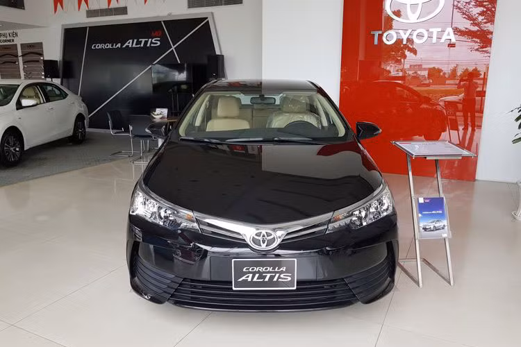 Mẫu xe cuối cùng trong phân khúc sedan phổ thông hạng C có trang bị hộp số sàn tại Việt Nam là Toyota Corolla Altis với bản 1.8E. Xe sử dụng hộp số sàn 6 cấp, kết hợp cùng động cơ xăng 1.8 lít, sản sinh công suất 138 mã lực cùng mô-men xoắn cực đại 173 Nm. Hiện tại, phiên bản này được Toyota Việt Nam phân phối với giá bán 678 triệu đồng.