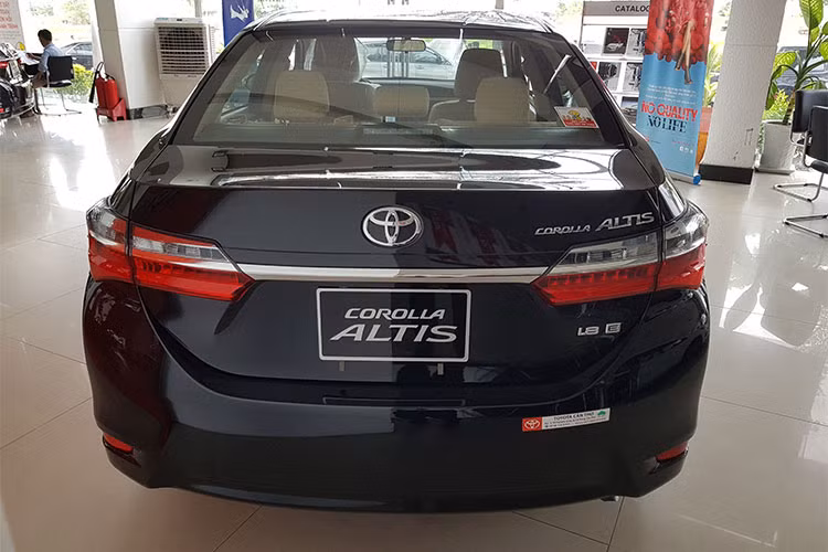 Về an toàn, phiên bản số sàn duy nhất của Altis không được trang bị camera lùi, cảm biến hỗ trợ đỗ xe. Ngoài ra, xe vẫn có những tính năng như hệ thống phân phối lực phanh điện tử, hệ thống hỗ trợ phanh khẩn cấp, chống bó cứng phanh, cân bằng điện tử, kiểm soát lực kéo và 7 túi khí an toàn. Xe cũng không có hệ thống khởi động bằng nút bấm.