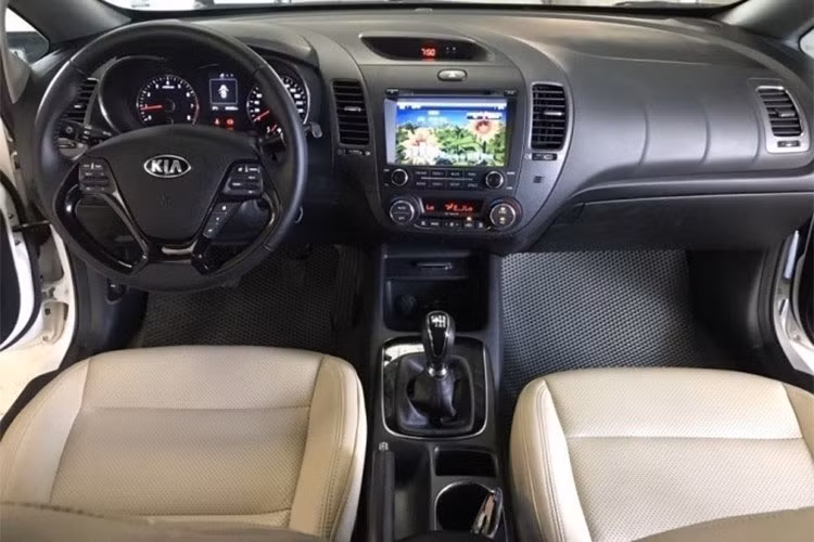 Với mức giá này, dễ hiểu khi xe được trang bị chỉ đủ dùng. Cụ thể ngoại thất xe vẫn giữ nguyên thiết kế như những đàn anh Kia Creator khác. Nội thất xe với ghế ngồi bọc da, kính lái tự động 1 chạm, điều hòa tự động 2 vùng độc lập, cửa gió điều hòa cho hàng ghế sau, CD tích hợp Bluetooth và trang bị âm thanh 6 loa.