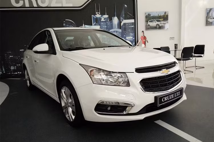 Chevrolet Cruze là một trong những mẫu sedan hạng C rẻ nhất Việt Nam. Hiện tại, mẫu xe này đang được GM Việt Nam phân phối với 2 phiên bản gồm Cruze LTZ (699 triệu đồng) và Cruze LT (589 triệu đồng).