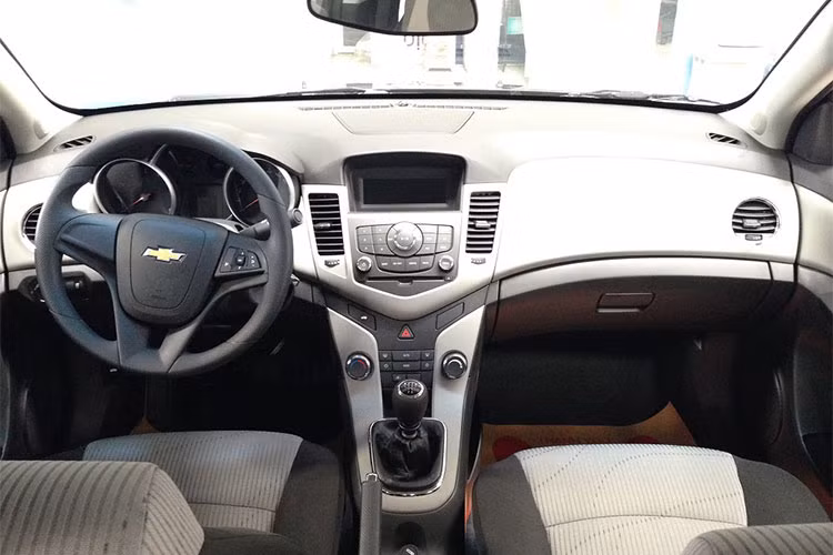 Với mức giá chỉ 589 triệu đồng, Cruze LT được trang bị khá cơ bản và bị cắt khá nhiều tiện ích so với bản cao cấp LTZ. Cụ thể, bản này sẽ không được trang bị đèn pha Halogen dạng thấu kình, chìa khóa thông minh, khởi động nút bấm, đàm thoại rảnh tay, cửa sổ trời, gạt mưa tự động… 