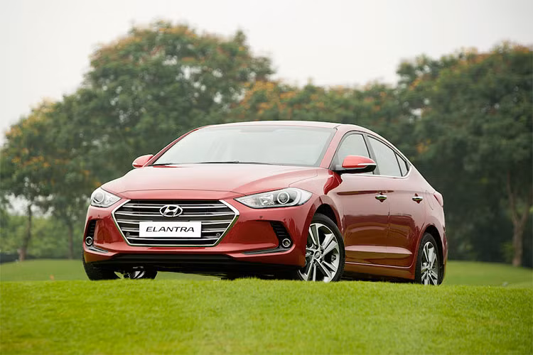 Giống Kia Cerato, mẫu xe sedan Hyundai Elantra đang bán ra tại Việt Nam cũng đang được Hyundai Thành Công phân phối với 3 phiên bản, gồm Elantra 1.6 MT, Elantra 1.6 AT và Elantra 2.0 AT. Trong đó, phiên bản 1.6 MT là bản duy nhất trang bị hộp số sàn 6 cấp.