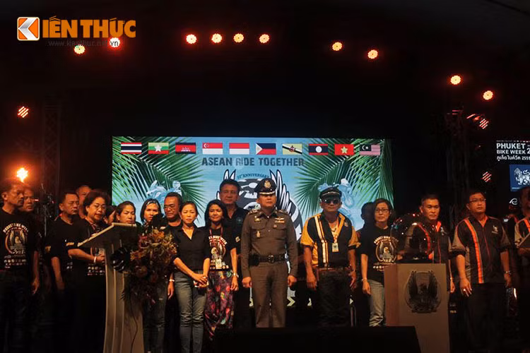  Phuket Bike Week 2016 cũng là dịp để Thái Lan thúc đẩy, tập trung nhiều vào việc phát động, triển khai chủ đề “Ride ASEAN Together” nhằm thể hiện tinh thần đoàn kết, tăng cường mối quan hệ tương thân tương ái giữa các bikers là những người đến từ các quốc gia láng giềng trong khối ASEAN.