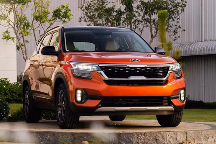 Kia Seltos chính là đối thủ lớn nhất của Toyota Corolla Cross trong nhóm SUV đô thị. Tuy nhiên, do ảnh hưởng nguồn cung, khiến cho cuộc đua doanh số năm của Kia Seltos gần như cũng đã bị “rớt lại” phía sau gần khi để đối thủ trực tiếp Toyota Corolla Cross bỏ quá xa (9.039 xe).