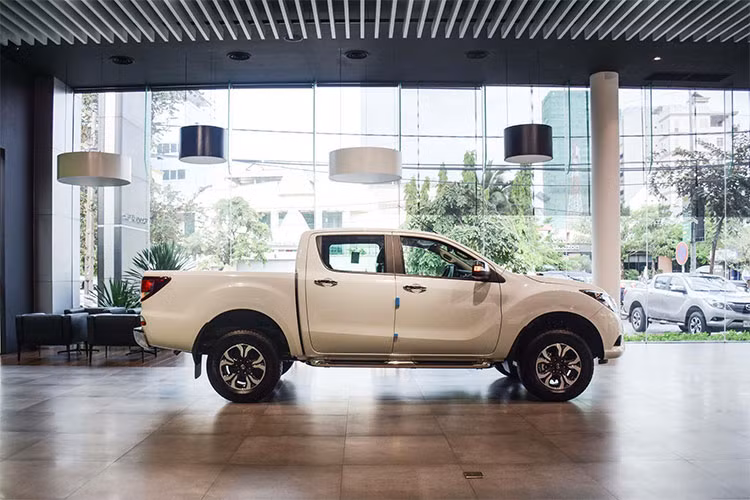So với thế hệ trước đang bán ra thì xe Mazda BT-50 phiên bản 2018 vừa về Việt Nam đã có sự thay đổi về kích thước tổng thể. Chiều dài của xe vào khoảng 5,3m, chiều rộng là 1,855m và chiều cao là 1,815m. Phiên bản mới này cũng dài hơn, rộng hơn và giảm chiều cao so vỡi trước.