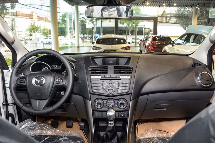Bên trong nội thất, Mazda BT-50 2018 sở hữu nhiều tính năng: Hệ thống âm thanh 6 loa CD, USB nghe nhạc, bluetooth, chế độ rảnh tay, gài cầu điện, khóa vi sai cầu sau và đặc biệt tính năng an toàn bản 3.2 được trang bị tới 6 túi khí. Ngoài tính năng trên, sản phẩm lần này còn có thêm lựa chọn phiên bản cao cấp với những tính năng hiện đại.