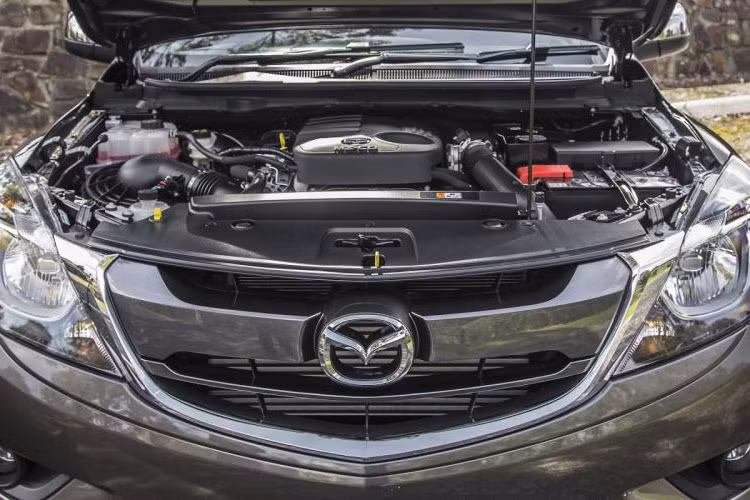 Thế hệ động cơ Mazda BT-50 2018 tại Việt Nam sẽ có hai trang bị động cơ là phiên bản máy dầu 2.2 lít cho công suất 150 mã lực, mô-men xoắn 375 Nm và động cơ dầu 3,2 lít công suất 200 mã lực, mô-men xoắn 470 Nm, tự động AT sử dụng hộp số tự động 6 cấp. 
