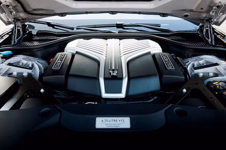 Chiếc xe siêu sang Rolls-Royce Ghost thế hệ hoàn toàn mới vẫn sẽ dùng động cơ xăng V12, tăng áp kép, dung tích 6.75 lít, tạo ra công suất tối đa 563 mã lực tại vòng tua máy 5.000 vòng/phút và mô-men xoắn cực đại 850 Nm tại vòng tua máy 1.600 vòng/phút như trước.