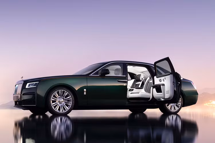Illuminated Fascia là trải nghiệm mà bất cứ khách hàng nào mua xe Rolls-Royce Ghost thế hệ mới đều muốn thử, đây là 1 kiệt tác mà các kỹ sư của hãng xe siêu sang Anh quốc phải mất hơn 10.000 giờ làm việc với các mảnh ghép là 850 ngôi sao.