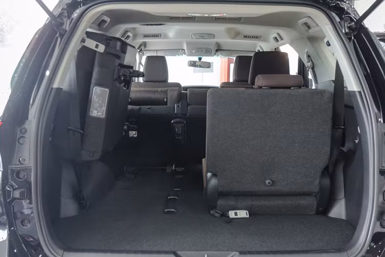 Một nâng cấp đáng giá khác của mẫu xe Toyota Fortuner phiên bản 2018 này đó chính là hệ thống phanh đĩa phía sau thay cho phanh tang trống, giúp rút ngắn quãng đường phanh của chiếc xe. Các trang bị an toàn còn lại của xe không có sự thay đổi so với đời 2017. Xe cũng có tới 3 hàng ghế, cho phép 7 người có thể ngồi trong xe. Hàng ghế cuối cùng của xe có khả năng gập 50/50 về phía hai bên thân xe...