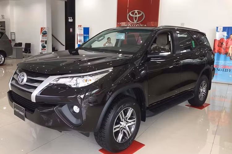 Chiếc Fortuner 2018 của Quang Tèo mới mua thuộc phiên bản máy dầu, một cầu, số tự động. Giá xe Toyota Fortuner hiện tại là 1,094 tỷ đồng. Giá lăn bánh khoảng 1,25 tỷ đồng, chưa kể gói phụ kiện bán kèm.