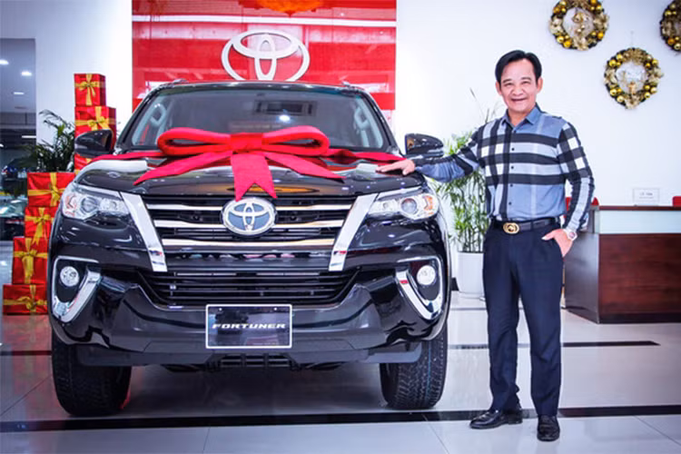 "Sau gần 1 năm cưới em Nissan đã phải chia tay. Vì em có quá nhiều lỗi với anh. Em da trắng mà lại đen. Đây mới là người tình trăm năm của anh Fortuner 2018 đen tuyền. Hi vọng là sẽ đỏ...! Chúng ta sẽ cùng nhau đem niềm vui đến mọi miền tổ quốc em nhé," danh hài Quang Tèo bày tỏ cảm xúc sau khi sắm chiếc xe mới.