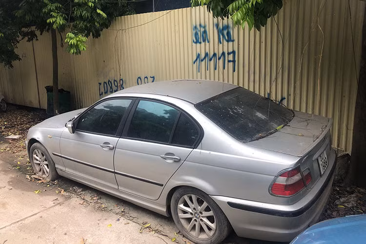 "Thấy xe BMW nằm phơi nắng, phơi mưa ròng rã từ trước Tết âm lịch đến nay, quá xót xa, nhiều người dân hỏi thăm và tra cả biển số cùng số điện thoại dán ở xe nhưng đều không liên lạc được. Hiện chúng tối không biết chủ nhân là ai mà quẳng xe lâu như vậy làm phiền bà con nơi đây", anh Văn cho biết thêm.