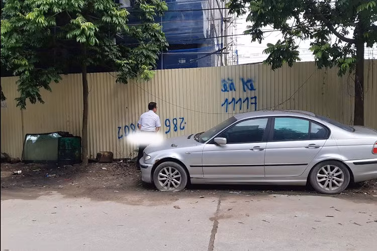 Theo chủ garage ngay gần đó, từng sửa chưa chiếc xe này cho hay: “Đúng là chiếc xe này đã được sửa ở chỗ tôi trước Tết âm lịch đã sửa xong và sau đó có quay lại gửi nhờ. Do xưởng chật nên chủ xe đỗ tạm ở đường trong ngõ sau rồi cũng không thấy đến lấy". Ngay sau khi nhận được hình ảnh trên mạng xã hội, khá bất ngờ chủ nhân đã liên hệ để kéo xe đi.