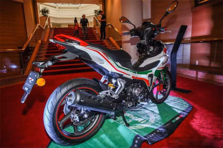 Được biết RFS là cụm từ viết tắt của Riders For Speed, nhấn mạnh phong cách thể thao và tốc độ của xe. Về ngoại hình, xe côn tay Benelli RFS150i sở hữu thiết kế mềm mại đặc trưng của thương hiệu xe Ý từ xưa đến nay, khác hẳn so với thiết kế góc cạnh và nhỏ gọn của các đối thủ đến từ Nhật Bản hay Đài Loan.