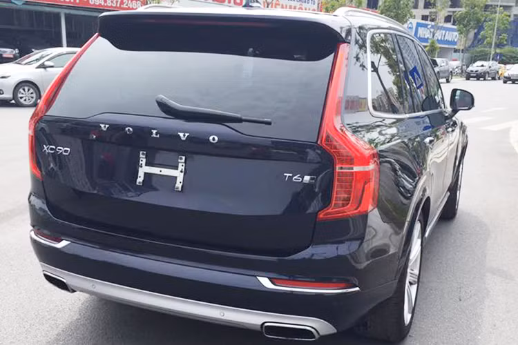 Dựa trên nền chassis SPA mới nhất của Volvo, XC90 thế hệ mới dài hơn, rộng hơn và thấp hơn so với phiên bản cũ. Trái với kiểu dáng có phần hơi "cục mịch" của XC90 thế hệ trước, phiên bản mới này sở hữu thiết kế "mượt mà" hơn, tao nhã hơn.