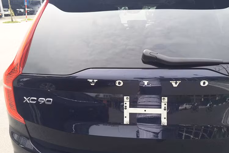 Phía sau chiếc xe vẫn tiếp tục giữ nguyên lối thiết kế giản dị nhưng tinh tế của Volvo với dòng chữ nổi chạy ngang, phần đuôi khá lớn nhưng thiết kế đẹp mắt được gắn thêm một số logo nhỏ cùng phần ốp dưới cản sau mạ chrome sáng bóng.