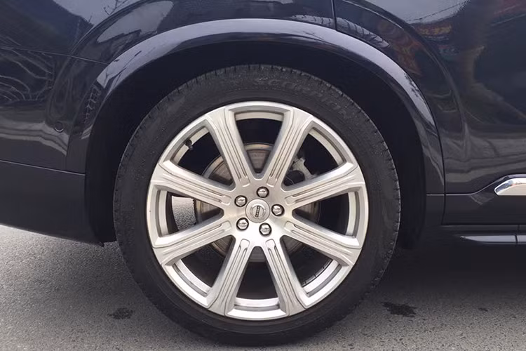Là "người đi đầu" với các giải pháp công nghệ an toàn. Với XC90 thế hệ mới, Volvo đã trang bị cho chiếc xe gói các trang bị an toàn thông minh mang tên IntelliSafe, với đầy đủ các công nghệ an toàn chủ động và thụ động trên bộ mâm hợp kim 19 inch, 10 chấu màu bạc.