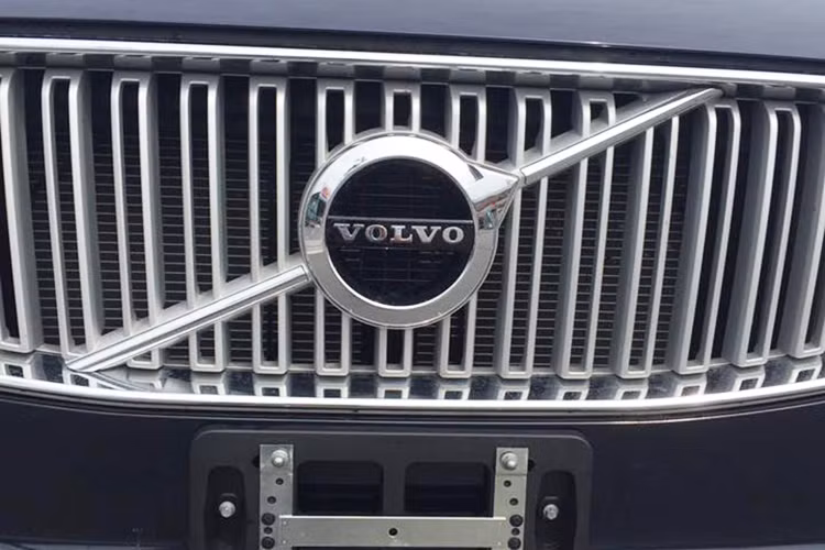 Từng là dòng xe bán chạy nhất và mang về thành công cho Volvo khi còn dưới thời Ford, thế hệ mới của XC90 đã được thiết kế lại hoàn toàn để có thể cạnh tranh với các đối thủ như BMW X5, Audi Q7 hay Mercedes GLE-Class.