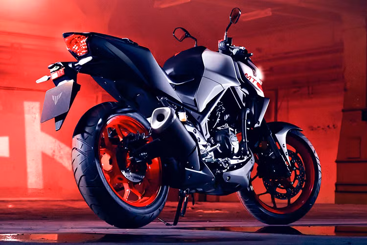 Thay đổi đáng chú ý nhất trên Yamaha MT-03 phiên bản mới chính là phần đầu đèn của xe. Thay thế cho đầu đèn xe cũ không mấy bắt mắt là đầu đèn mới hầm hố và nổi bật hơn, lấy cảm hứng thiết kế từ đầu đèn của đàn em Yamaha MT-15 nhưng mang thiết kế hoàn thiện và liền lạc hơn.
